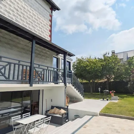 Des Jardins, Maison Familiale 14 Personnes Proche Holiday home *
